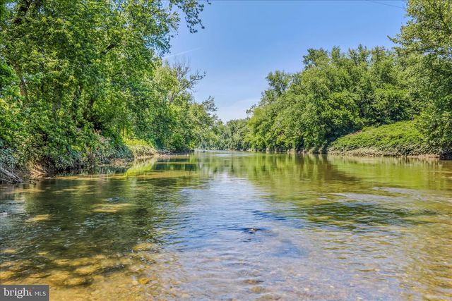 900 JOSHUA LN, Berkeley Springs, WV 25411
