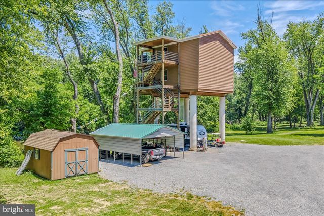 900 JOSHUA LN, Berkeley Springs, WV 25411