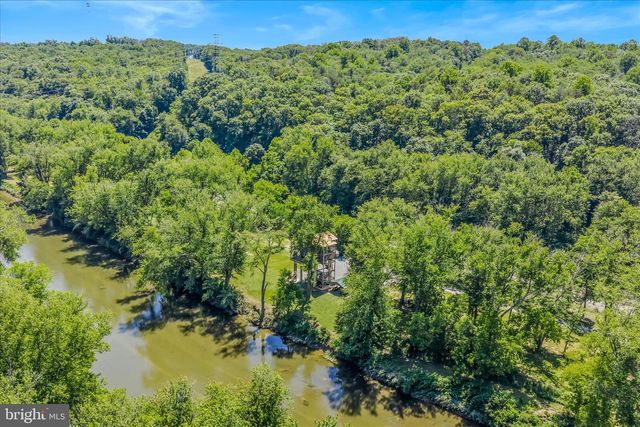 900 JOSHUA LN, Berkeley Springs, WV 25411