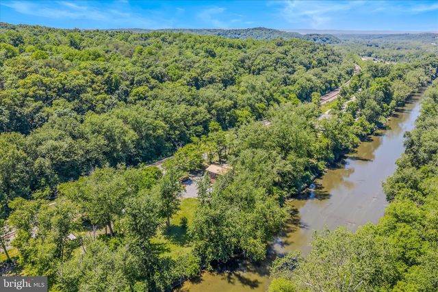 900 JOSHUA LN, Berkeley Springs, WV 25411