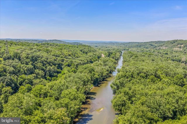 900 JOSHUA LN, Berkeley Springs, WV 25411