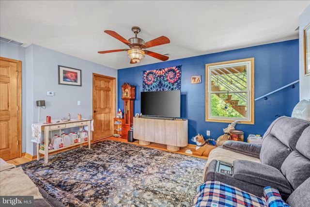 900 JOSHUA LN, Berkeley Springs, WV 25411