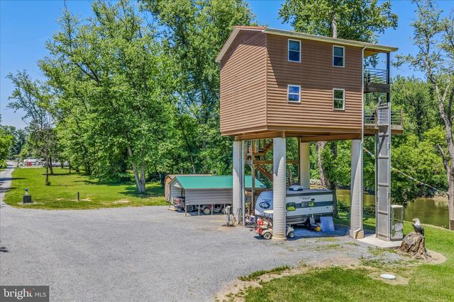 900 JOSHUA LN, Berkeley Springs, WV 25411