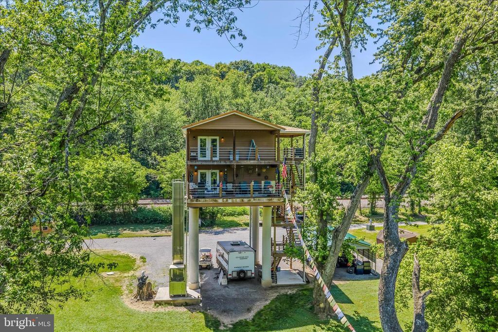 900 JOSHUA LN, Berkeley Springs, WV 25411