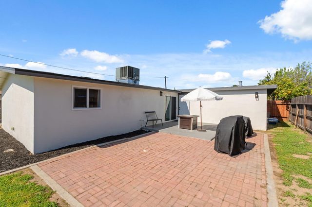 36 Santa Ana Avenue, Clovis, CA 93612