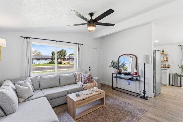 36 Santa Ana Avenue, Clovis, CA 93612