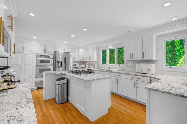 9 Pheasant Run Road, North Smithfield, RI 02896