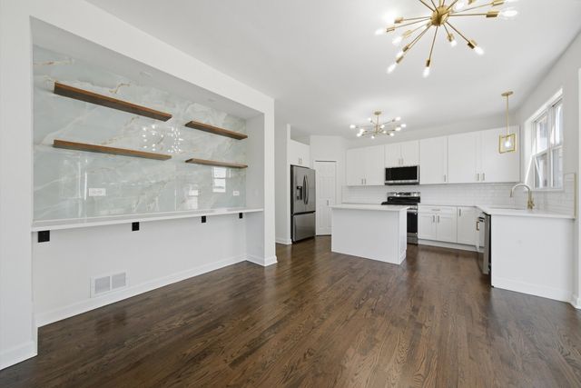 950 W Colfax Street, Palatine, IL 60067
