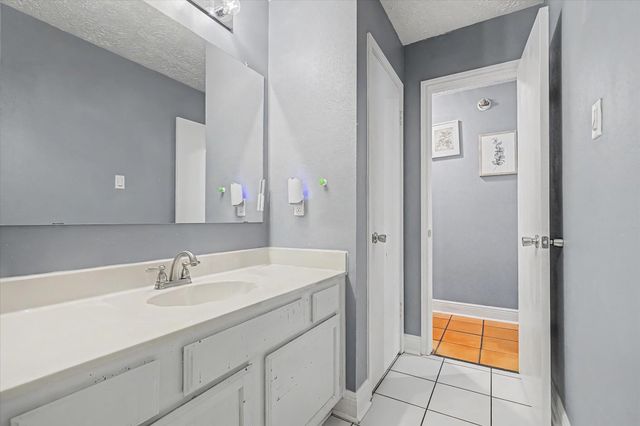 742 Sugar Hill Drive, La Porte, TX 77571