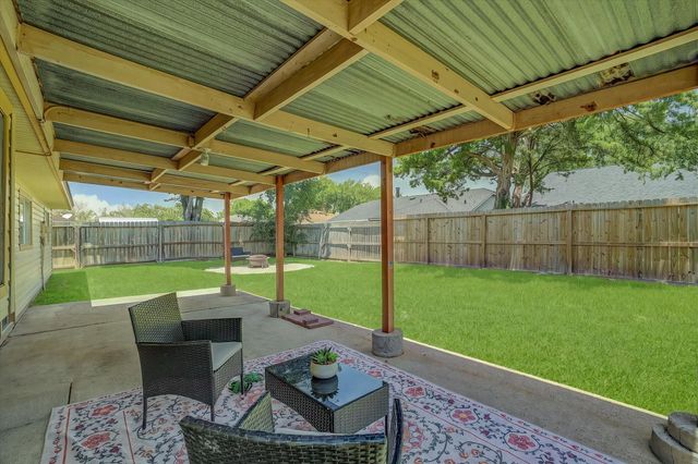 742 Sugar Hill Drive, La Porte, TX 77571