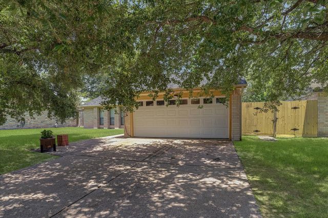 742 Sugar Hill Drive, La Porte, TX 77571