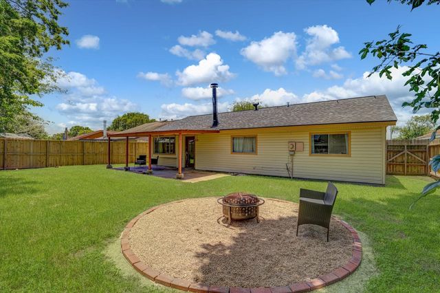 742 Sugar Hill Drive, La Porte, TX 77571