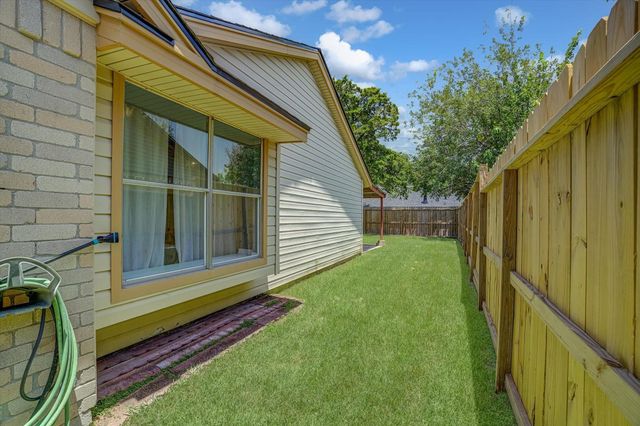 742 Sugar Hill Drive, La Porte, TX 77571