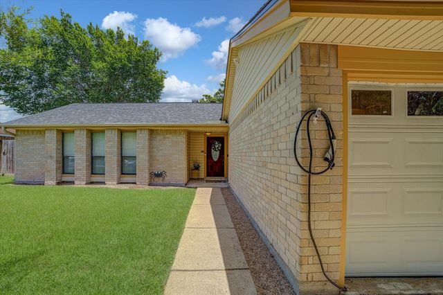 742 Sugar Hill Drive, La Porte, TX 77571