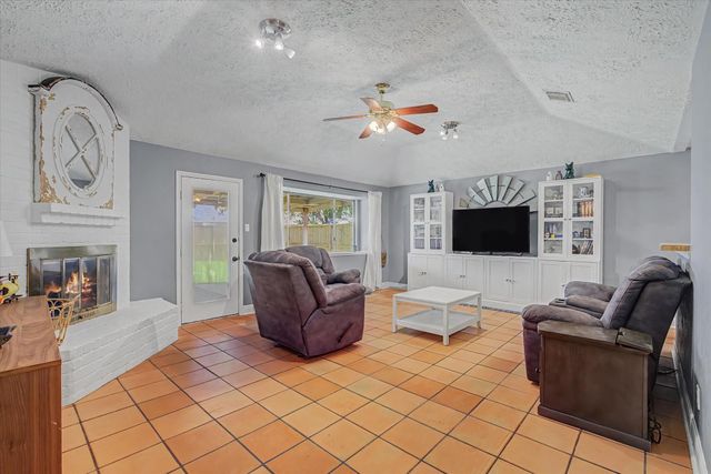 742 Sugar Hill Drive, La Porte, TX 77571