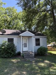 909 E Harrison Avenue, Gastonia, NC 28054