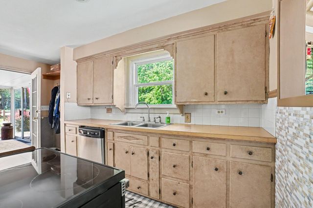 1124 Lakeview Drive, Portage, MI 49002