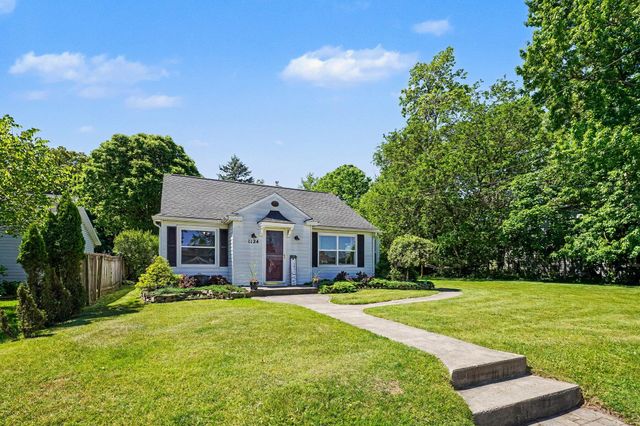 1124 Lakeview Drive, Portage, MI 49002