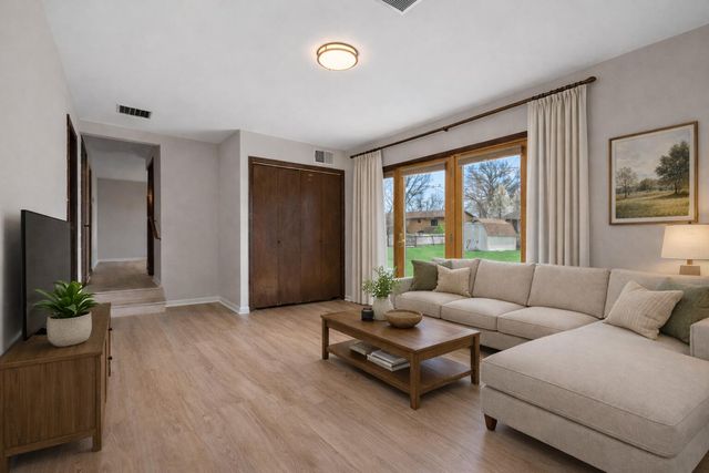 947 Iroquois Drive, Crown Point, IN 46307