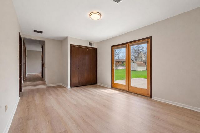 947 Iroquois Drive, Crown Point, IN 46307