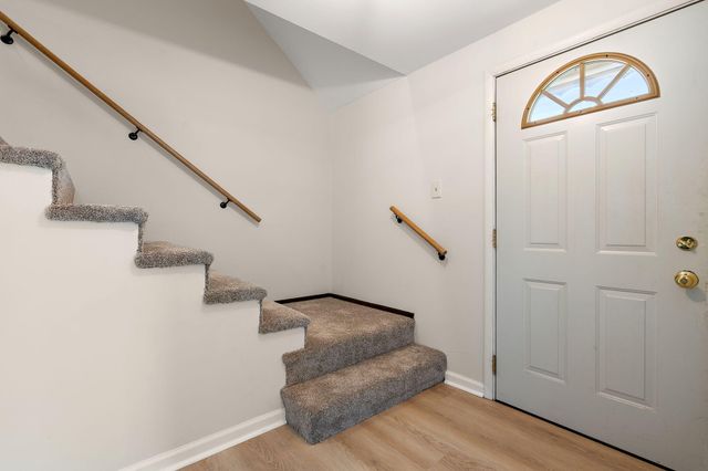 947 Iroquois Drive, Crown Point, IN 46307