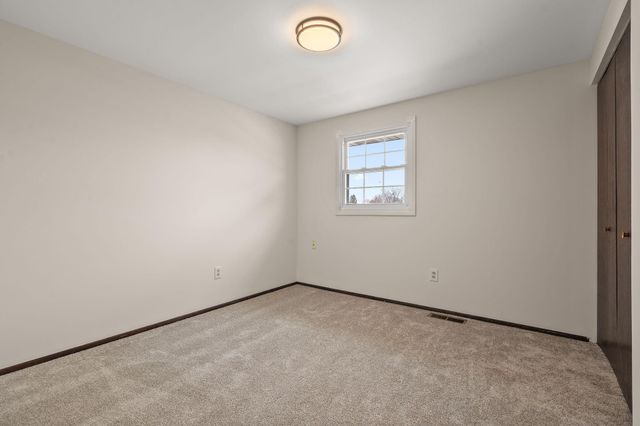947 Iroquois Drive, Crown Point, IN 46307