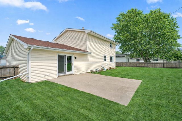 947 Iroquois Drive, Crown Point, IN 46307