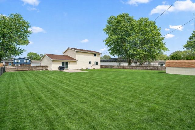 947 Iroquois Drive, Crown Point, IN 46307