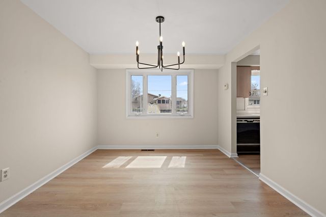 947 Iroquois Drive, Crown Point, IN 46307