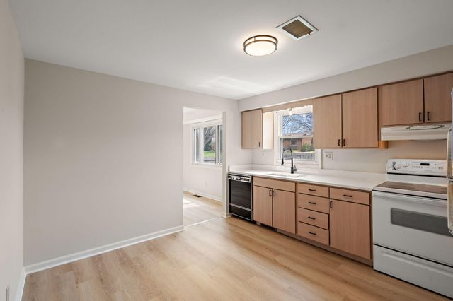 947 Iroquois Drive, Crown Point, IN 46307