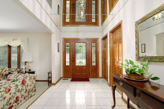1128 N King Charles Court, Palatine, IL 60067