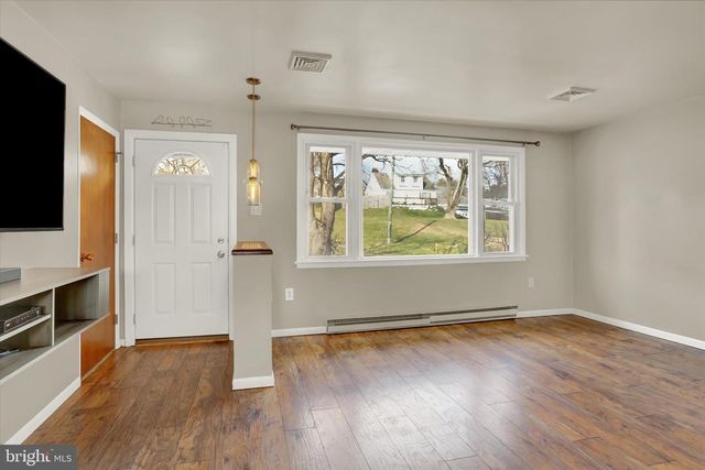 5117 EARL DR, Harrisburg, PA 17112