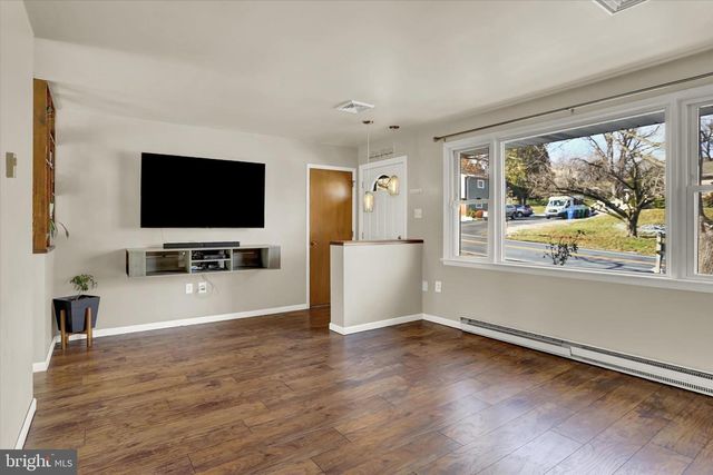 5117 EARL DR, Harrisburg, PA 17112