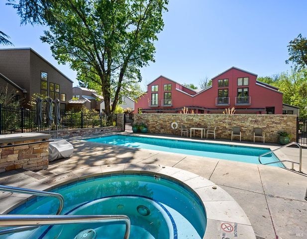 516 Grove St, Healdsburg, CA 95448