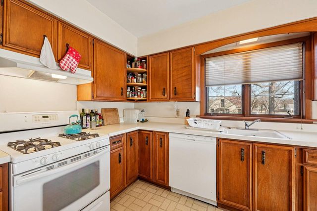 4703 W Jackson Park DRIVE, Milwaukee, WI 53219