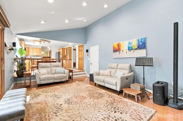 19 Ballo Place, Edison, NJ 08820