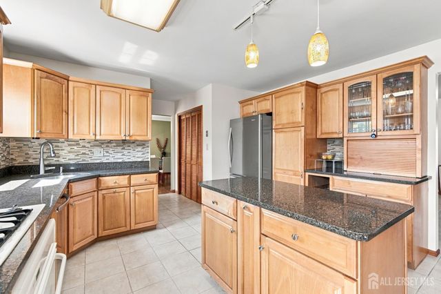 19 Ballo Place, Edison, NJ 08820