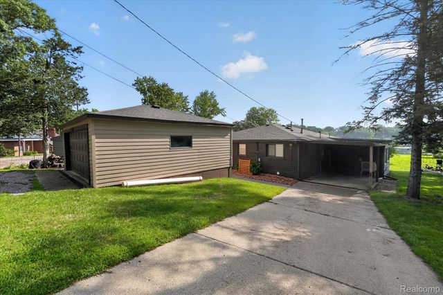 6390 Buckshore Drive, Hamburg Township, MI 48189