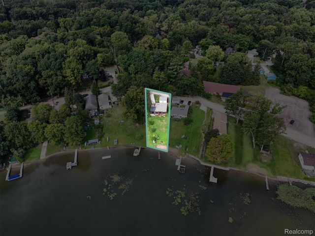 6390 Buckshore Drive, Hamburg Township, MI 48189
