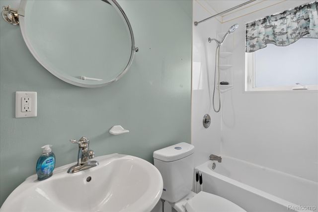 6390 Buckshore Drive, Hamburg Township, MI 48189