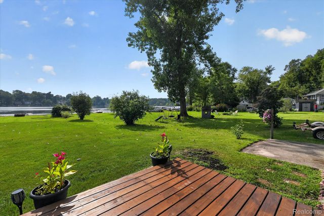 6390 Buckshore Drive, Hamburg Township, MI 48189