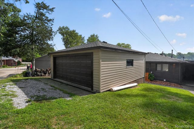 6390 Buckshore Drive, Hamburg Township, MI 48189