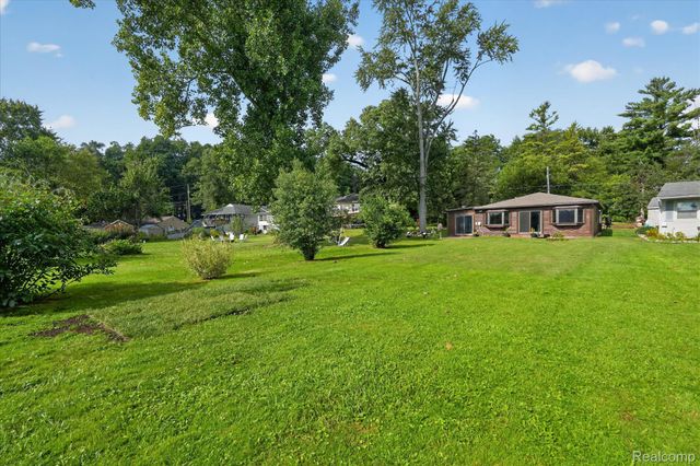 6390 Buckshore Drive, Hamburg Township, MI 48189