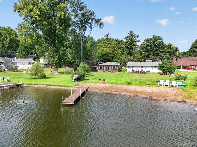 6390 Buckshore Drive, Hamburg Township, MI 48189