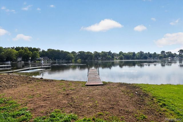 6390 Buckshore Drive, Hamburg Township, MI 48189