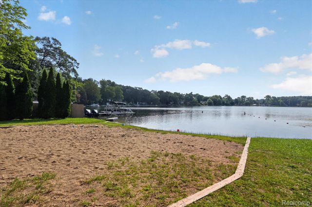 6390 Buckshore Drive, Hamburg Township, MI 48189