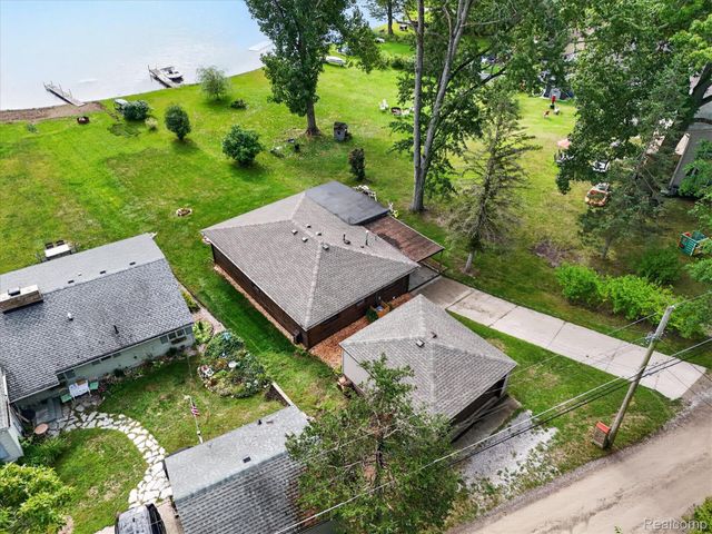 6390 Buckshore Drive, Hamburg Township, MI 48189