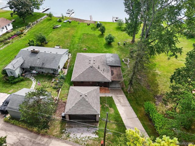 6390 Buckshore Drive, Hamburg Township, MI 48189