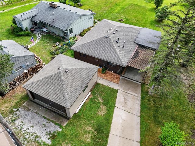 6390 Buckshore Drive, Hamburg Township, MI 48189