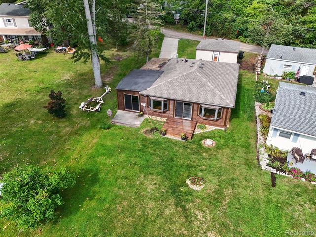 6390 Buckshore Drive, Hamburg Township, MI 48189